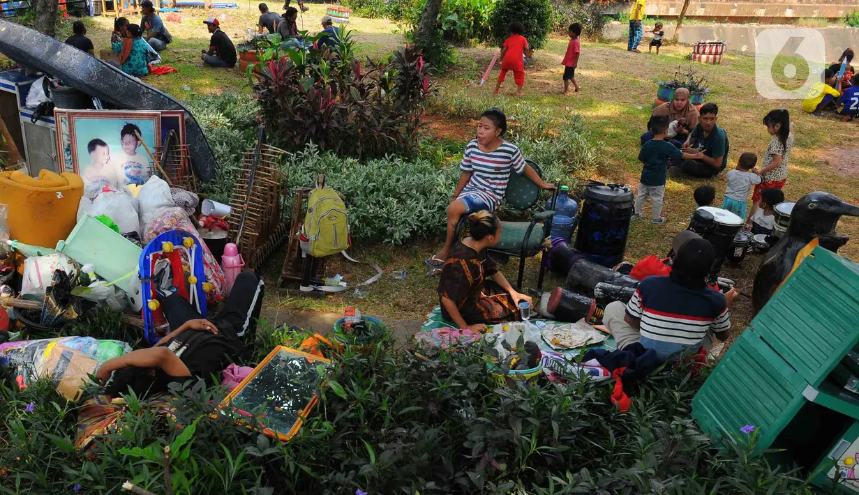 Warga yang terdampak proyek sodetan Ciliwung menuju Kanal Banjir Timur (KBT) di Kelurahan Cipinang Besar Selatan, Jakarta, menyelamatkan barang miliknya, Jakarta, Kamis (12/1/2023). Untuk warga yang ber-KTP di luar kota Jakarta akan dipulangkan ke kampung halaman masing-masing. (merdeka.com/Imam Buhori)