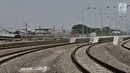 Kereta Rel Listrik (KRL) melintas di area pembangunan Depo kereta Cipinang, di Jakarta, Kamis (10/5). Depo yang nantinya sebagai tempat perawatan dan pemeriksaan kereta tersebut sudah mencapai titik rampung. (Merdeka.com/Iqbal S. Nugroho)