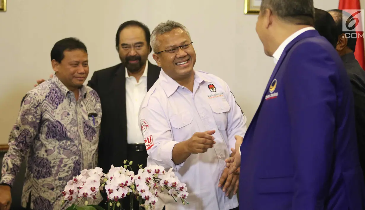 Ketua KPU Arief Budiman disambut para petinggi Partai Nasdem saat verifaksi faktual parpol peserta pemilu di Kantor DPP Partai Nasdem, Jakarta, Minggu (28/1). (Liputan6.com/Angga Yunar)