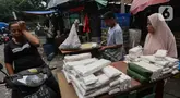 Warga membeli makanan di Pasar Kebayoran Lama, Jakarta, Rabu (21/2/2024).  (Liputan6.com/Angga Yuniar)