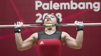 Atlet angkat besi, Sri Wahyuni, saat berlaga pada Asian Games di JIExpo, Jakarta, Senin, (20/8/2018). Sri Wahyuni menyumbang medali perak dengan total angkatan 195 kg. (Bola.com/Vitalis Yogi Trisna)