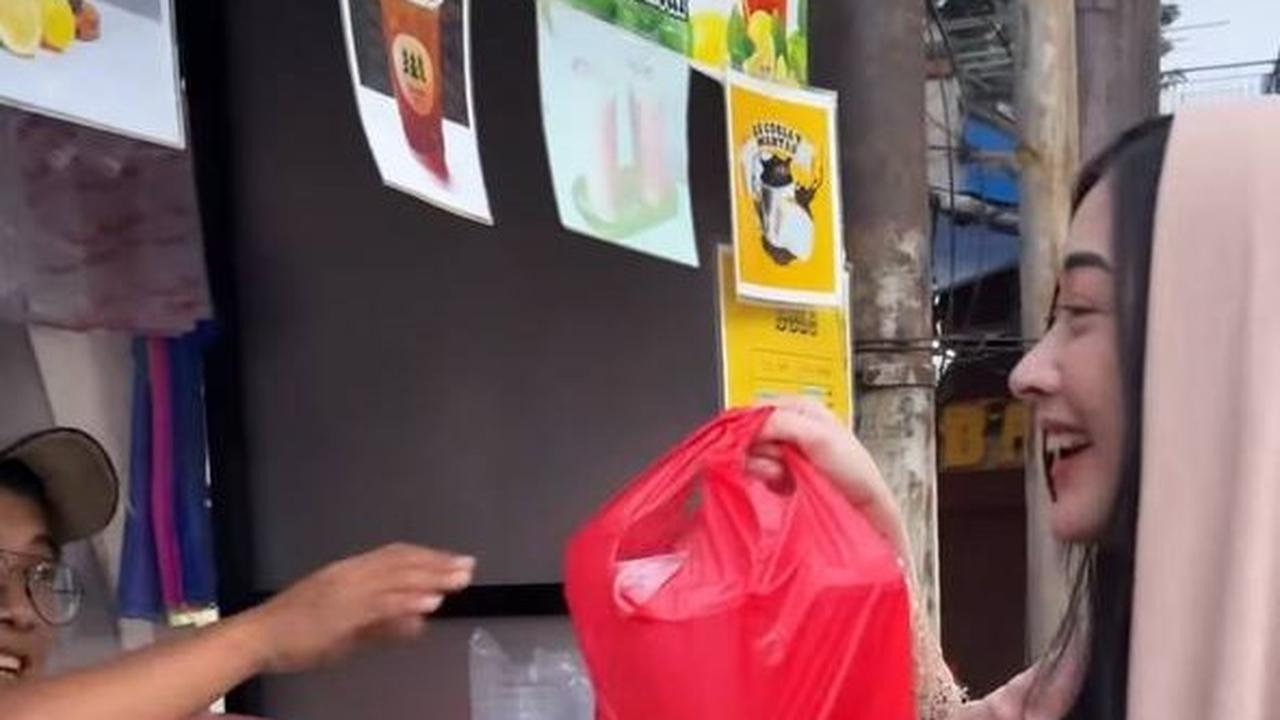 Potret Dara Sarasvati Berburu Takjil, Tiba-tiba Dipantunin Kang Parkir Berujung Beri Uang Rp100 Ribu