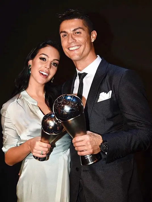 Belum lama ini, Cristiano Ronaldo dan Georgina juga baru dikaruniai sepasang anak kembar yang lahir dari seorang ibu pengganti. Lewat akun Instagramnya, Cristiano mengumumkan soal kelahiran anaknya bersama Georgina. (Instagram/georginagio)