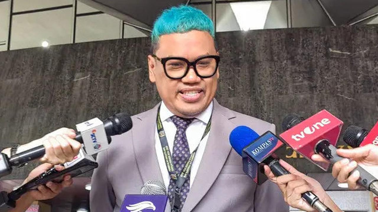 VIDEO: Uya Kuya Tampil 'Nyentrik' Rambut Hijau Menyala & Berjas Ungu di Rapat Paripurna MPR