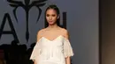 Seorang model berpose di atas catwalk mengenakan karya Barli Asmara yang bernama All The Horses dalam peragaan busana IPMI Trend Show 2017 di Senayan City, Jakarta, Selasa, (8/11). (Liputan6.com/Gempur M. Surya)