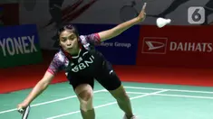 Pebulu tangkis tunggal putri Indonesia Gregoria Mariska Tunjung saat melawan Pusarla V. Sindhu (India) pada Babak 16 Besar Indonesia Masters 2022 di Istora Senayan, Jakarta, Kamis (9/6/2022). Gregoria Mariska kalah dengan skor 21-23, 22-20 dan 11-21. (Liputan6.com/Helmi Fithriansyah)