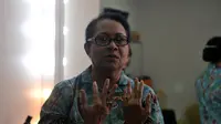 Menteri Pemberdayaan Perempuan dan Perlindungan Anak, Yohana Yembise, mengenakan batu akik yang berasal dari Kalimantan Barat dan Pulau Seram, Maluku.