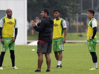 Pelatih Bhayangkara FC, Alfredo Vera, memberikan arahan kepada pemainnya saat latihan di Lapangan ABC Senayan, Jakarta, Rabu (13/2). Latihan ini merupakan persiapan Piala Indonesia dan Piala Presiden. (Bola.com/Yoppy Renato)