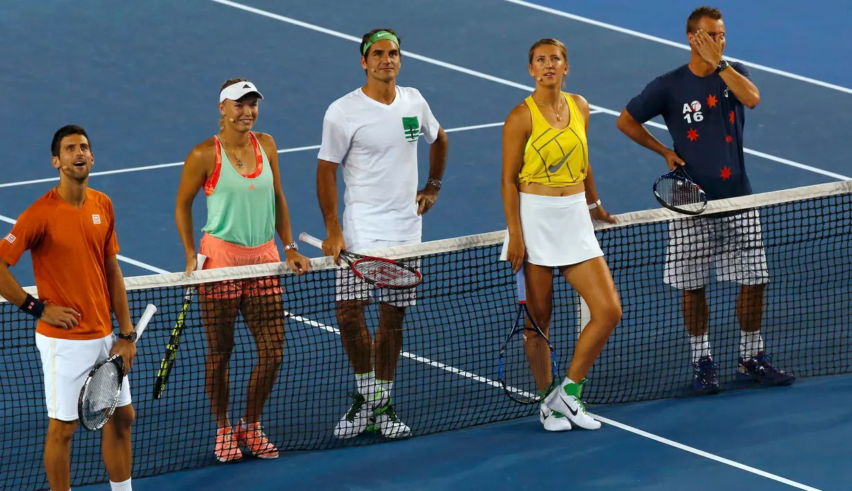 Petenis dunia Novak Djokovic , Caroline Wozniacki , Roger Federer , Victoria Azarenka dan Lleyton Hewitt (ki-ka) saat berada di lapangan tenis Melbourne Park, Australia, (16/1). Kegiatan ini untuk peringati hari Tenis Anak. (REUTERS / Issei Kato)