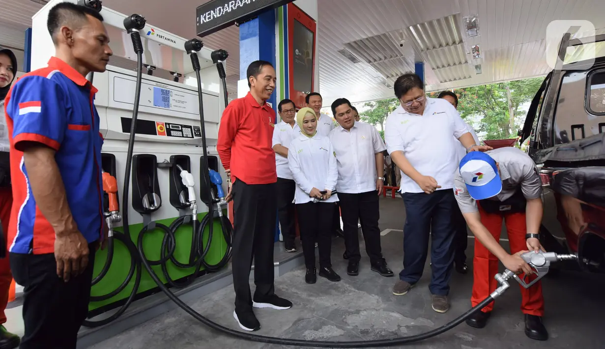 Presiden Joko Widodo (tengah) menyaksikan petugas mengisikan bahan bakar ke kendaraan saat meresmikan Implementasi Program Biodiesel 30 persen (B30) di SPBU MT Haryono, Jakarta, Senin (23/12/2019). Jokowi menargetkan implementasi program B40 pada 2020 dan B50 pada 2021. (Liputan6.com/Angga Yuniar)