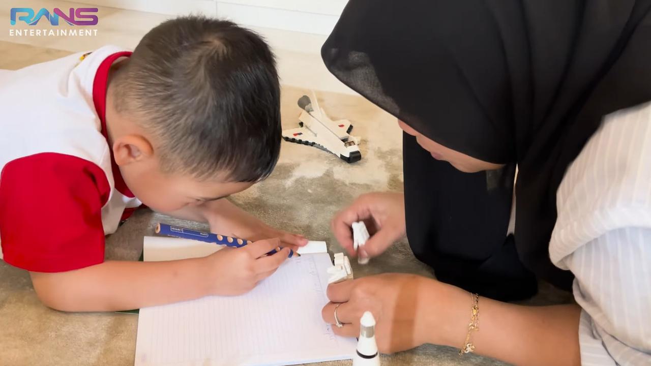 Dikenal Pintar Dalam Banyak Hal, Potret Rayyanza Belajar Menulis di Usia 3 Tahun - Sus Rini Sabar Mengajari