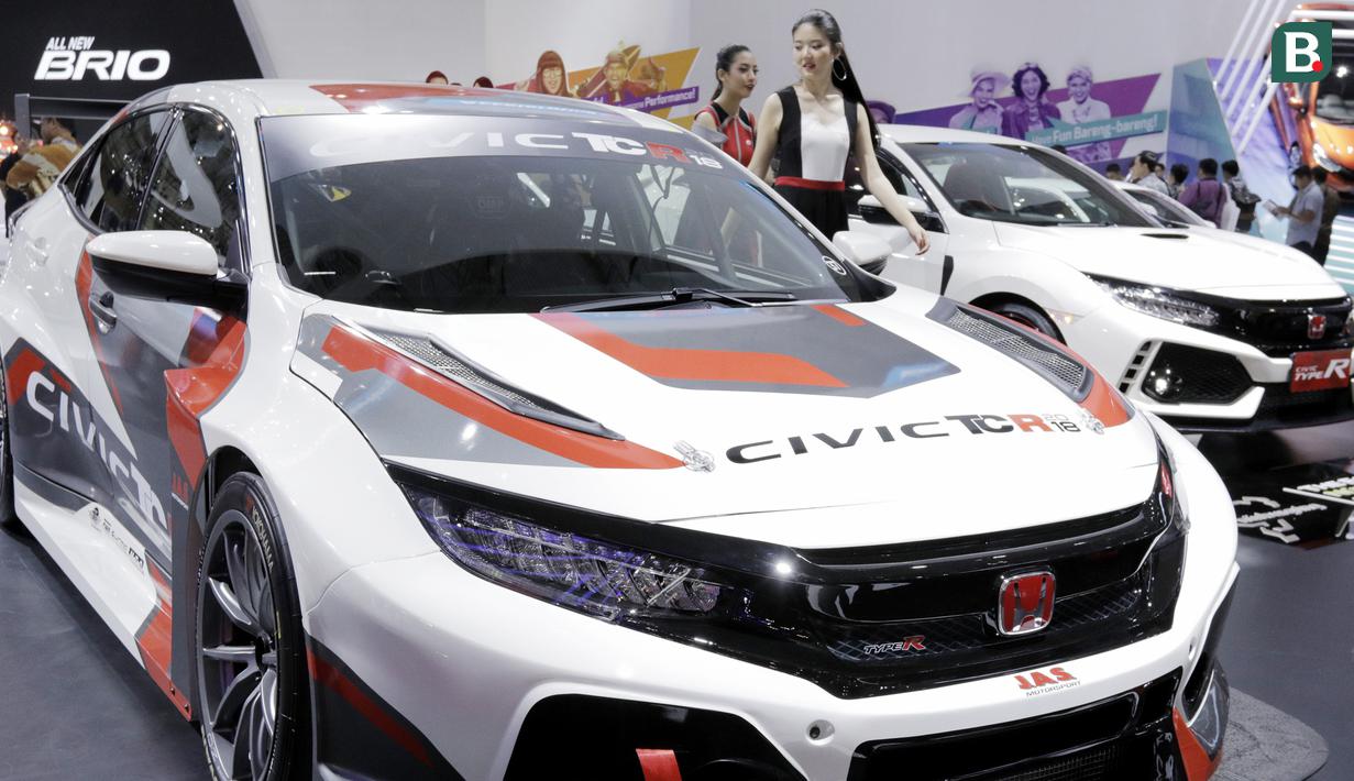 SPG diantara mobil yang dipamerkan pada gelaran GIIAS 2018 di ICE, BSD City, Kamis (2/8/2018). Selain menjadi pemanis dan daya tarik pameran, SPG juga bisa membantu menjabarkan spesifikasi kendaraan yang dipamerkan. (Bola.com/M Iqbal Ichsan)