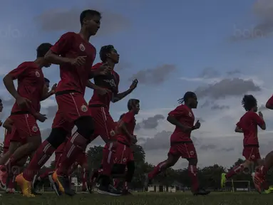 Para pemain Persija berlari saat latihan perdana Macan Kemayoran di Lapangan Sutasoma, Jakarta, Senin (18/12/2017). Latihan ini diikuti oleh 31 pemain, yang tujuh diantaranya pemain baru. (Bola.com/Vitalis Yogi Trisna)