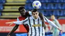 Striker Juventus, Alvaro Morata, duel udara dengan pemain Cagliari, Alfred Duncan, pada laga Liga Italia di Sardegna Arena, Minggu (14/3/2021). Juventus menang dengan skor 3-1. (AFP/Albert0 Pizzoli)