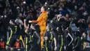 Para pemain Juventus merayakan kemenangan atas Lazio pada laga Serie A di Stadion Olympic, Minggu (27/1). Juventus menang 2-1 atas Lazio. (AP/Claudio Peri)