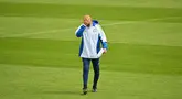 Reaksi pelatih Italia Luciano Spalletti saat mengawasi sesi latihan MD-1 timnya menjelang laga terakhir fase grup Euro 2024, di base camp di Iserlohn, Minggu (23/6/2024). (Alberto PIZZOLI / AFP)