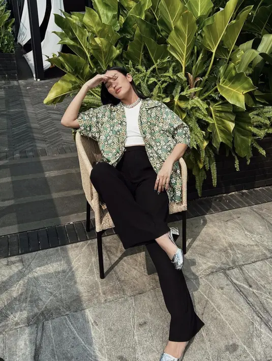 Alika Islamadina memberikan twist unik pada tampilannya. Oversized printed shirt berpadu apik dengan t-shirt basic dan aksentuasi nuansa metalik dari kalung hingga sepatu. [Foto; Instagram/ Alika Islamadina]