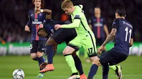 Aksi striker Manchester City, Kevin De Bruyne melewati hadangan pemain PSG pada leg pertama perempat final Liga Champions di Stadion Parc des Princes, Paris, Kamis (7/4/2016) dini hari WIB. (AFP/Franck Fife)