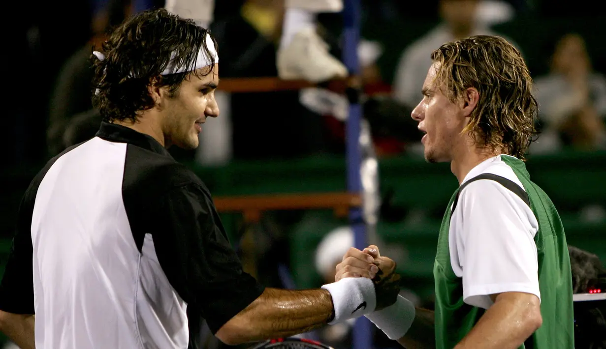 2. Tahun 2004 - Roger Federer (Swiss) berhadapan dengan Lleyton Hewitt (Australia) dalam partai final yang berlangsung di Westside Tennis Club, Houston, Texas, USA (21/11/2004). Roger Federer menang dengan skor 6-3, 6-2. (AFP/Clive Brunskill /Via Getty Images)
