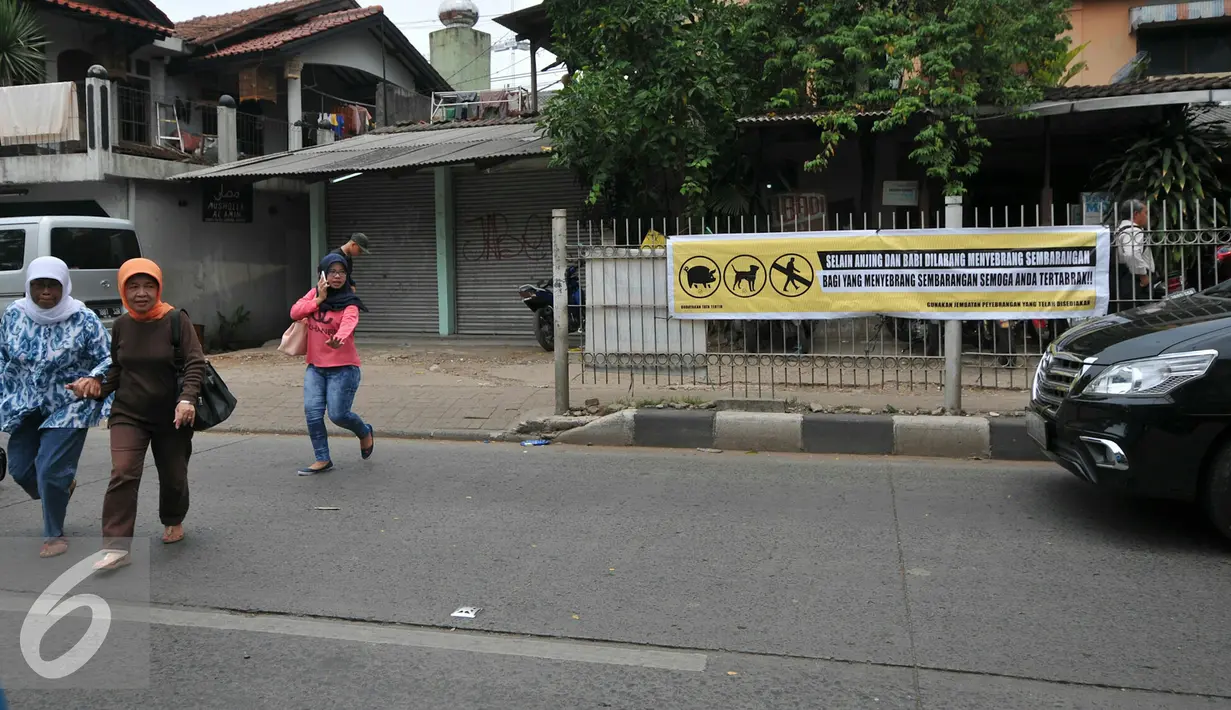 Prilaku tidak terpuji itu jelas berbahaya, karena tidak hanya membahayakan diri pejalan kaki, namun juga dapat menimbulkan kecelakaan lalulintas, Jakarta, Kamis (3/12). (Liputan6.com/Yoppy Renato)