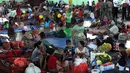 Penduduk desa beristirahat setelah dievakuasi di tempat penampungan sementara di Kabupaten Klungkung, Bali (22/9). Para penduduk desa dievakuasi sehubungan meningkatnya aktivitas Gunung Agung. (AFP Photo/Sonny Tumbelaka)