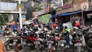 Sejumlah sepeda motor terparkir di sekitar trotoar kawasan Jatinegara, Jakarta, Selasa (14/7/2020). Tidak adanya sanksi tegas membuat trotoar yang telah diperlebar tersebut justru dimanfaatkan sebagai lahan parkir liar yang mengganggu ketertiban umum. (Liputan6.com/Immanuel Antonius)