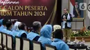 Ketua Komisi Pemilihan Umum (KPU), Hasyim Asy'ari (kanan) memberi sambutan saat menerima pendaftaran Partai Gelombang Rakyat (Gelora) Indonesia sebagai Partai Politik Calon Peserta Pemilu 2021 di Gedung KPU, Jakarta, Minggu (7/8/2022). Hingga hari ketujuh masa pendaftaran, tercatat sudah 14 Partai Politik mendaftar untuk ikut dalam Pemilu 2024. (Liputan6.com/Helmi Fithriansyah)