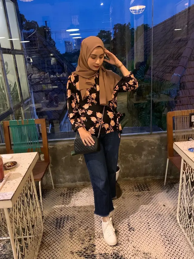 Gaya OOTD Amira Karaman Istri Reza Zakarya saat Hangout Bareng Bestie