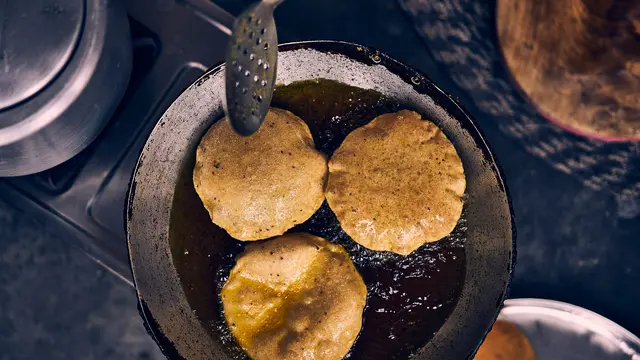 Ilustrasi Menggoreng Makanan
