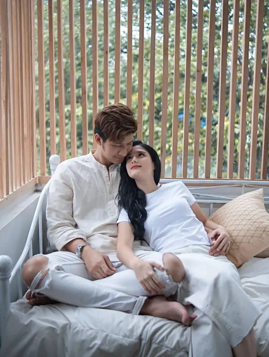 Sejak tunangan dan menikah, Aditya Zoni dan Yasmine Ow kerap unggah berbagai momen kebersamaannya yang terlihat mesra. Seperti dalam momen liburan kali ini. Tampil dengan busana senada berwarna putih, potret kemesraan keduanya menuai banyak pujian. (Liputan6.com/IG/@yxsmine.ow)