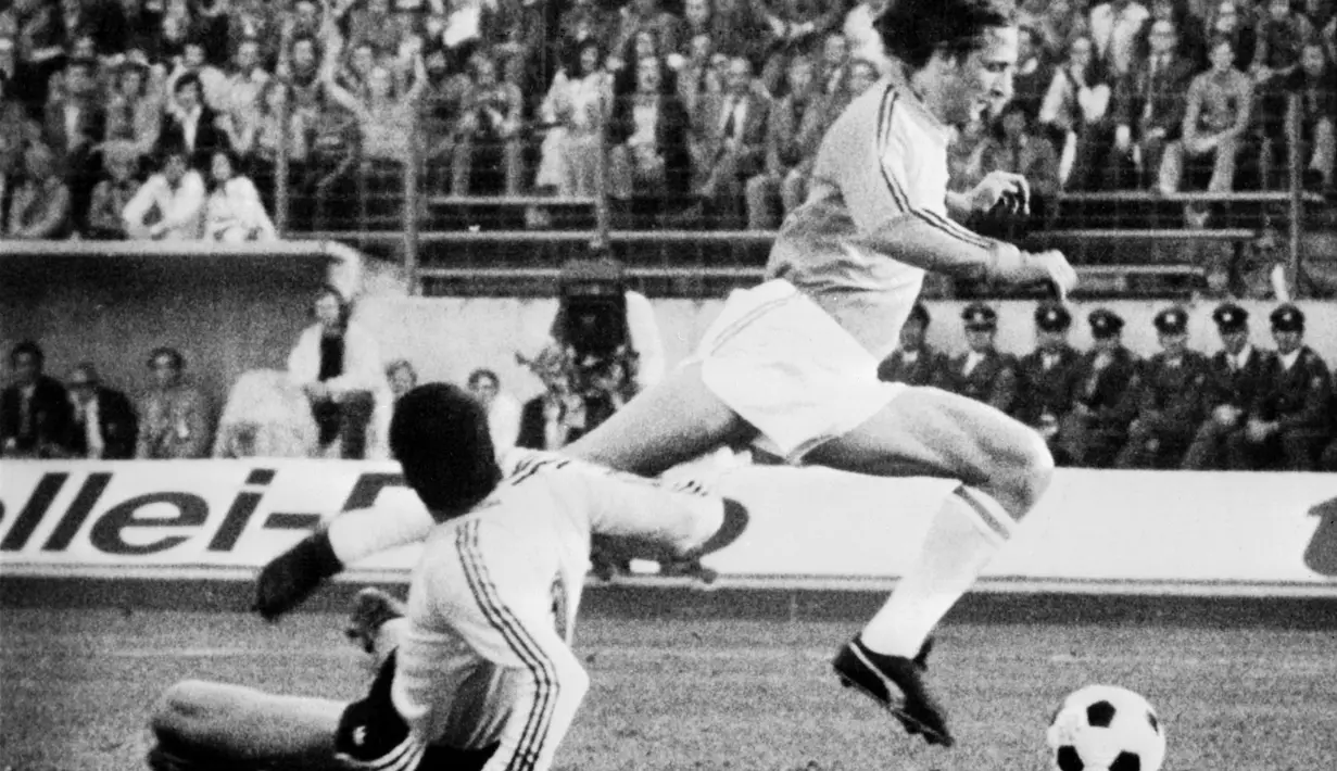 Kiper Argentina, Carnevali, berusaha menangkap bola dari kaki pemain Belanda Johan Cruyff dalam laga Piala Dunia di Gelsenkirchen, Jerman, 26 Juni 1974. (AFP/Telephoto/ANP)