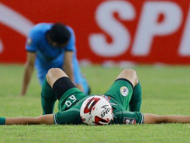 Pemain PSS Sleman, Derry Rachman, tergeletak usai berakhirnya laga matchday ke-2 Grup C Piala Menpora 2021 melawan Persela Lamongan di Stadion Si Jalak Harupat, Bandung, Minggu (28/3/2021). PSS Sleman bermain imbang 0-0 dengan Persela Lamongan. (Bola.com/M Iqbal Ichsan)