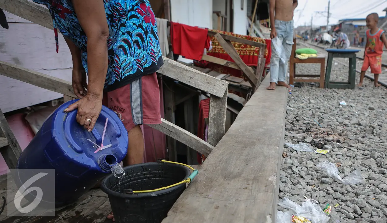 Warga menuangkan air bersih dari jerigen kedalam ember di kawasan Kampung Bandan, Jakarta, Selasa (28/7/2015). Sulitnya mendapatkan air bersih membuat warga membeli air Rp.2000 per jerigen untuk memenuhi kebutuhan hidupnya. (Liputan6.com/Faizal Fanani)