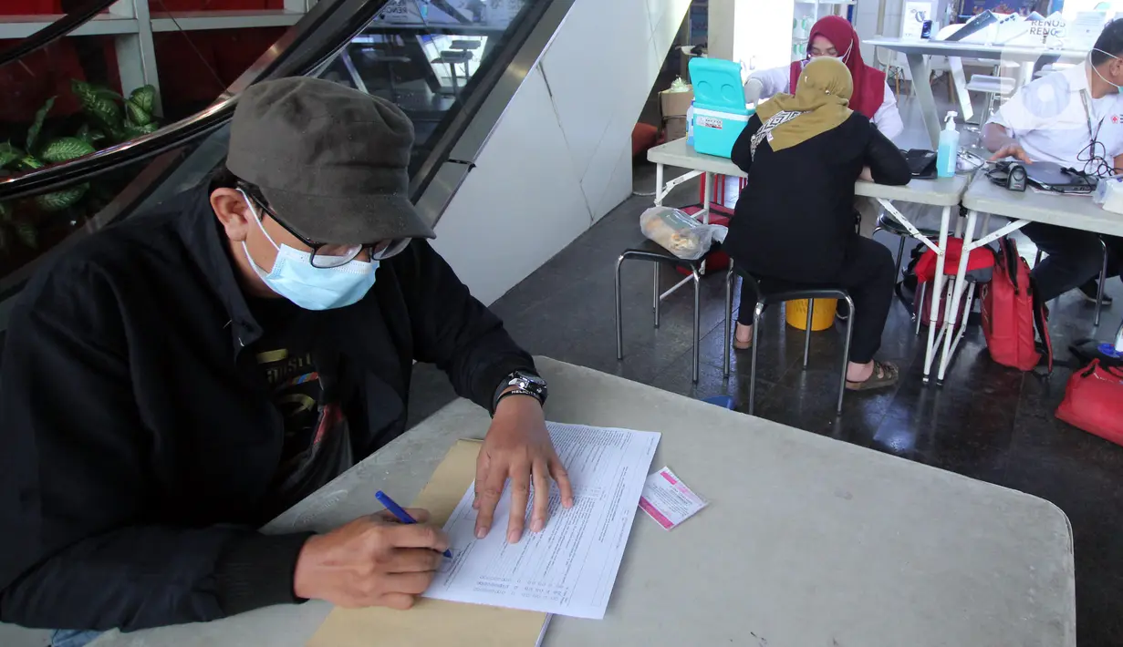 Warga melakukan donor darah saat Ramadan dalam mobil milik PMI Kota Tangerang, Banten, Kamis (15/4/2021). Donor darah dalam mobil tersebut dilakukan PMI untuk menarik minat masyarakat agar mendonorkan darah dan dapat menjaga stok darah aman selama bulan puasa. (Liputan6.com/Angga Yuniar)