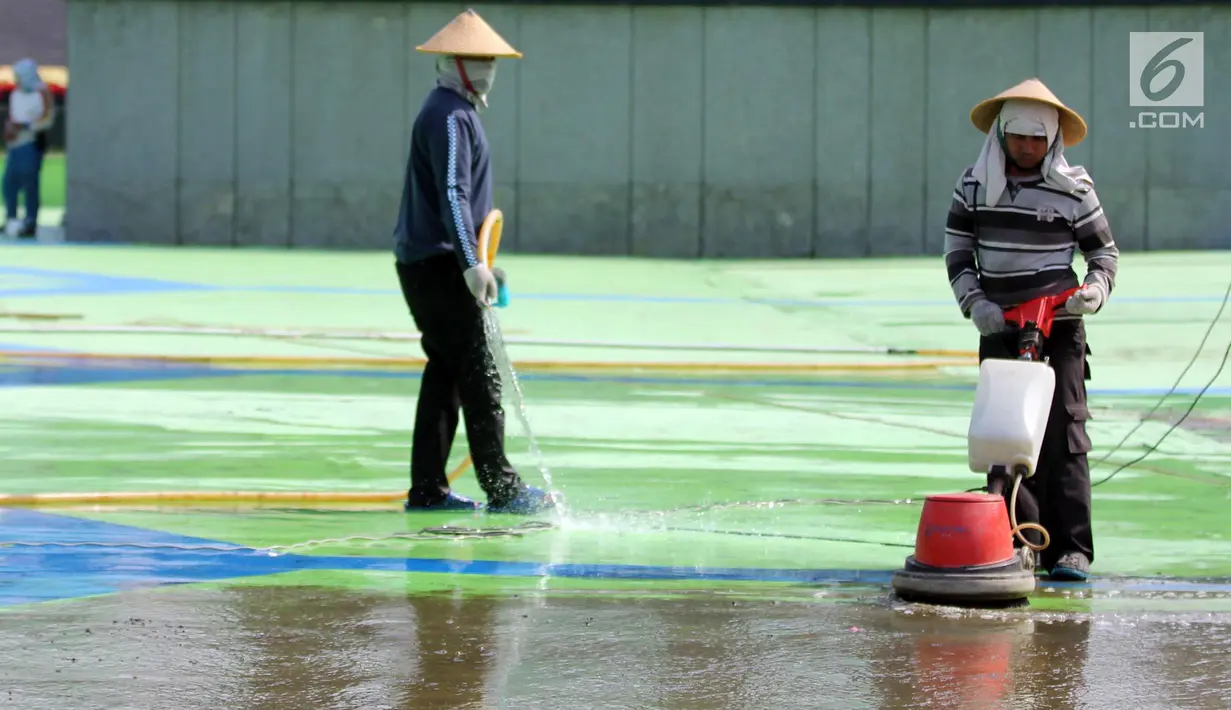 Pekerja membersihkan kolam air mancur di halaman depan Gedung Parlemen MPR/DPR-DPD, Senayan, Jakarta, Sabtu (4/8). Pembersihan kolam ini untuk persiapan menyambut pidato kenegaraan Presiden dalam Sidang Tahunan MPR. (Liputan6.com/Johan Tallo)