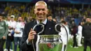 Zidane sukses membawa Madrid menciptakan rekor baru usai tak terkalahkan di 40 pertandingan secara beruntun. Dua setengah musim melatih Real Madrid, Zidane berhasil mempersembahkan tiga trofi Liga Champions. (AFP/Franck Fife)