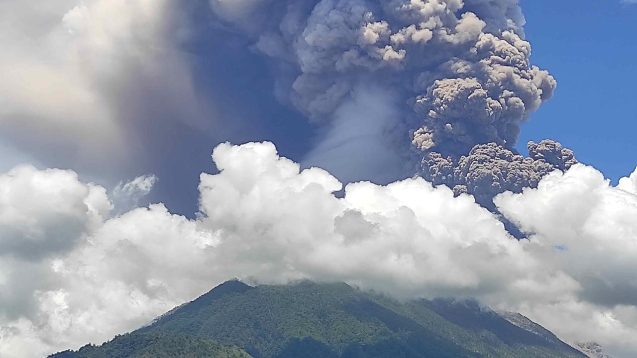 Gunung Lewotobi Laki-Laki Erupsi