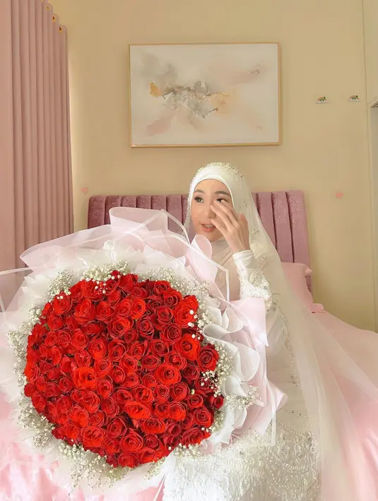 Baju kurung tersebut dipadukan dengan hijab syar’i warna senada dan veil dengan aksen payet. [Instagram/larissachou]