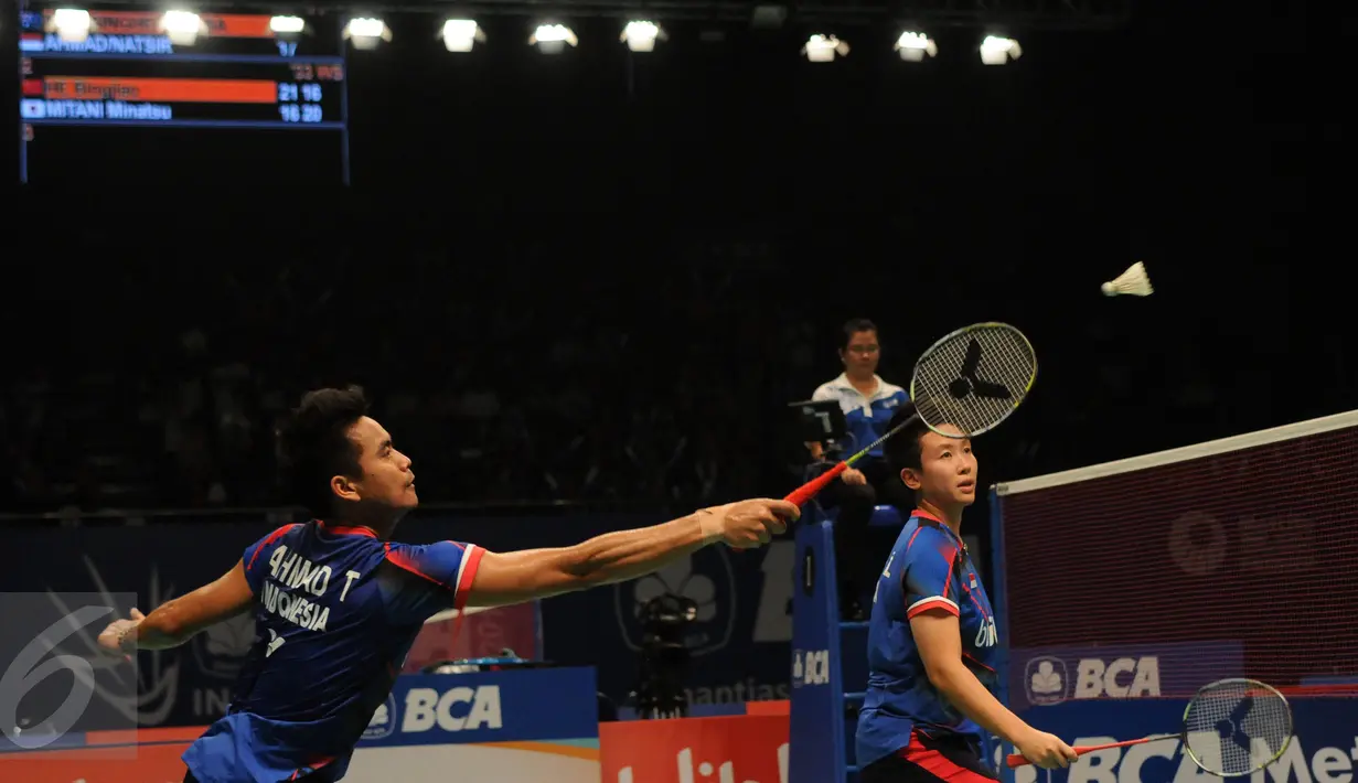 Pebulutangkis ganda campuran Indonesia, Tontowi Ahmad/Liliyana Natsir berusaha mengembalikan bola ke arah lawannya di BCA Indonesia Open 2016, Jakarta, Selasa (31/5/2106). Tontowi Ahmad/Liliyana Natsir menang 21-10, 21-6.(Liputan6.com/Helmi Fithriansyah)