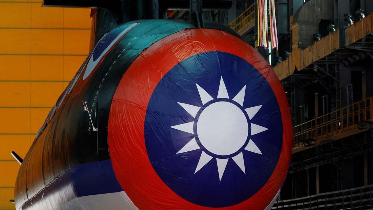 Taiwan meluncurkan kapal selam pertama yang dikembangkan di dalam negeri pada Kamis (28/9/2023). Ini menjadi langkah besar Taiwan dalam upaya memperkuat pertahanan untuk menghadapi ancaman angkatan laut China, meskipun kapal selam itu belum bisa langsung 