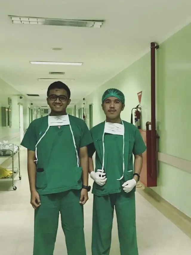 Jadi Dokter Muda, Ini 5 Potret Iqhbal Juara LIDA 2021 saat Pakai Jas Putih