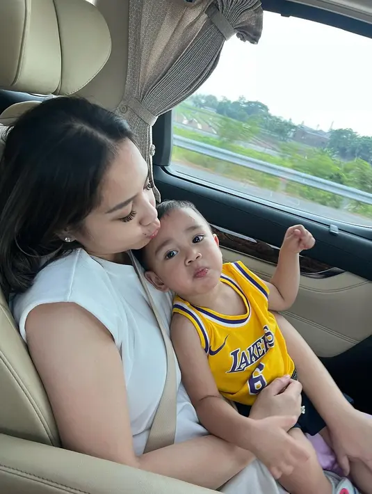 Pasangan yang telah dikaruniai dua orang anak laki-laki itu berharap tahun depan memiliki anak perempuan. "Doain tahun depan ada Cipung Wati (adik perempuan Rayyanza) ya." sambung Raffi. [Instagram/tercipungcipung]