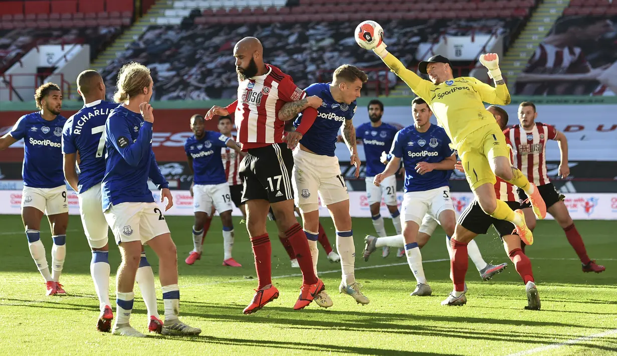 Kiper Everton Jordan Pickford melakukan penyelamatan dengan meninju bola saat menghadapi Sheffield United pada pertandingan Premier League di Bramall Lane, Sheffield, Inggris, Senin (20/7/2020). Everton menang 1-0. (AP Photo/Peter Powell, Pool)