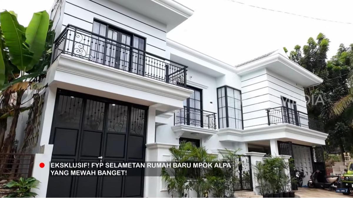 Intip Detail Rumah Baru Mpok Alpa, Desain American Classic-nya Bikin Betah!