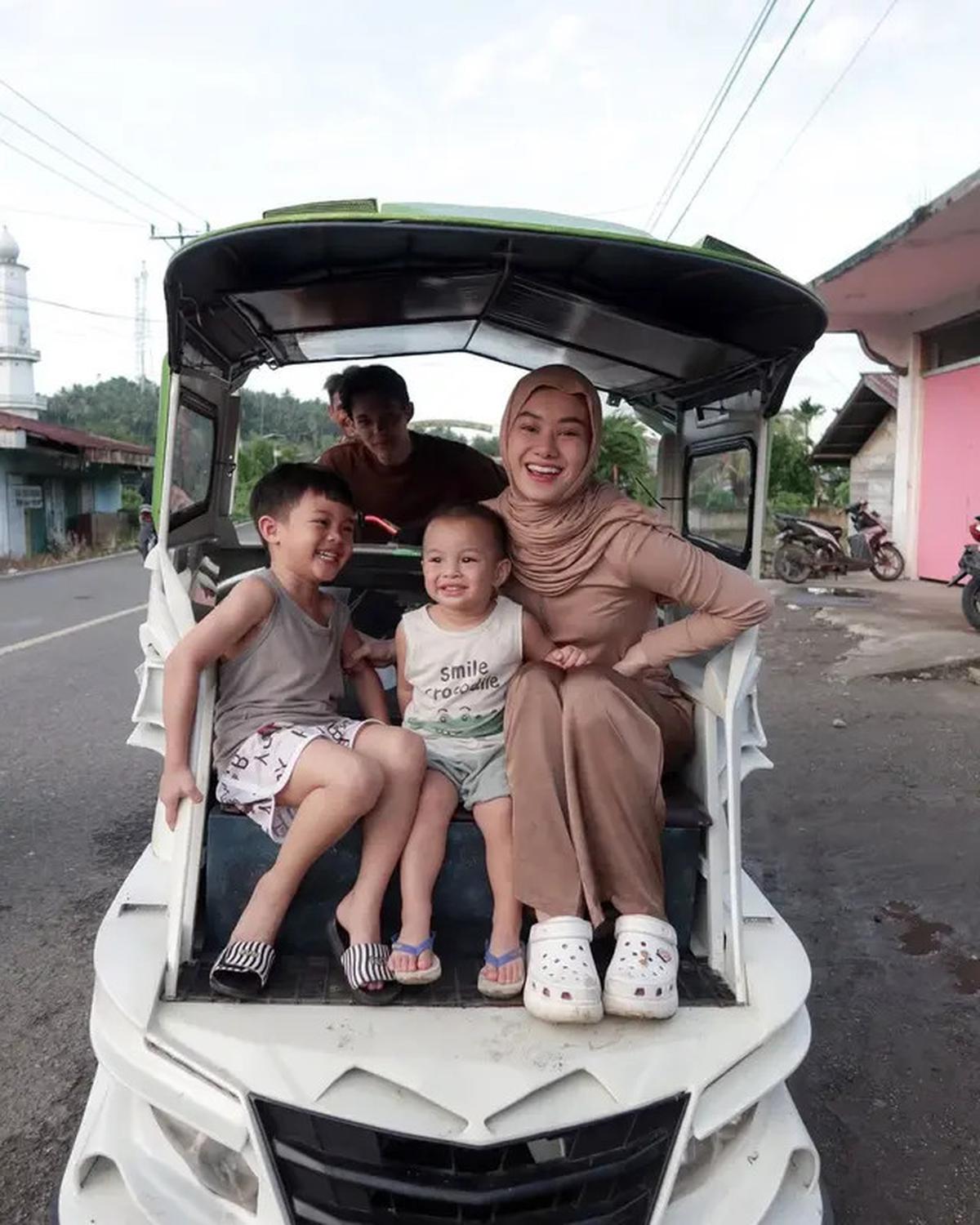 6 Potret Kegiatan Rey Mbayang di Kampung Halaman, Mudik Lebaran Bareng Anak dan Istri