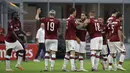 Para pemain AC Milan merayakan gol yang dicetak oleh Hakan Calhanoglu ke gawang Parma pada laga Serie A di Stadion San Siro, Rabu (15/7/2020). AC Milan menang 3-1 atas Parma. (AP Photo/Luca Bruno)