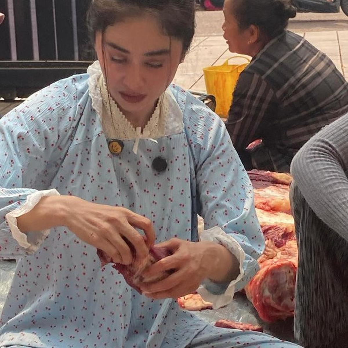 Potret Cantik Dewi Perssik Saat Potong dan Timbang Daging Kurban Idul Adha, Tampil Simple Pakai Piyama