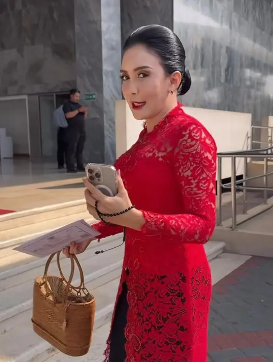 Rieke Diah Pitaloka tampil menyala dalam balutan kebaya brokat warna merah merona dan pulasan lipstik merah bold di bibirnya. [@riekediahp}.