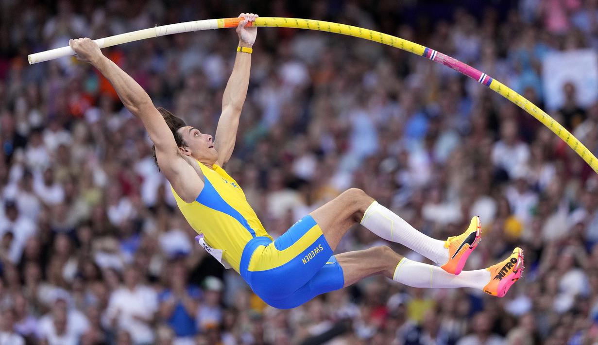 Atlet Swedia, Armand Duplantis saat bertanding dalam final cabang olahraga lompat galah Olimpiade Paris 2024 di Stade de France, Paris, Prancis, Senin (05/08/2024) waktu setempat. (AP Photo/Bernart Armangue)
