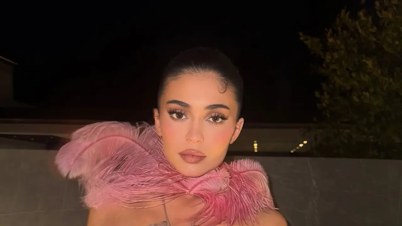 Bak Christmas Fairy, Kylie Jenner Sambut Natal dengan Feathery Dress Serba Pink